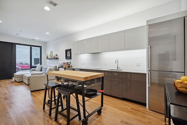 Building Photo - Modern Condo Living in Shaw