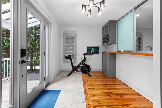 Building Photo - 710 Lighthouse Ave