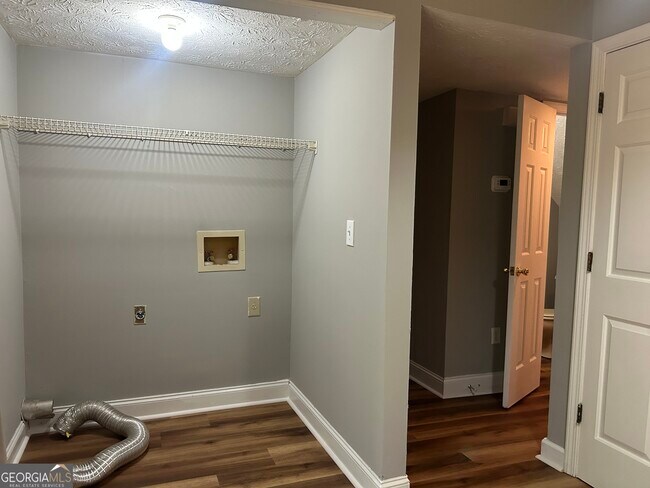 Building Photo - 207 Hillcrest Dr