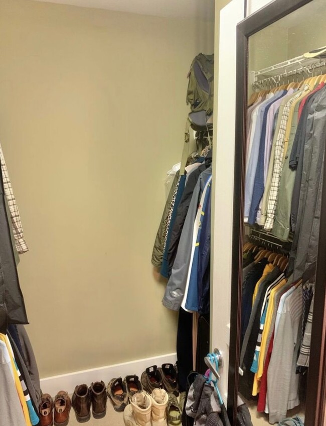 Building Photo - 2 BEDROOM 2.5 BATH TOWNHOME WITH DOWNTOWN ...