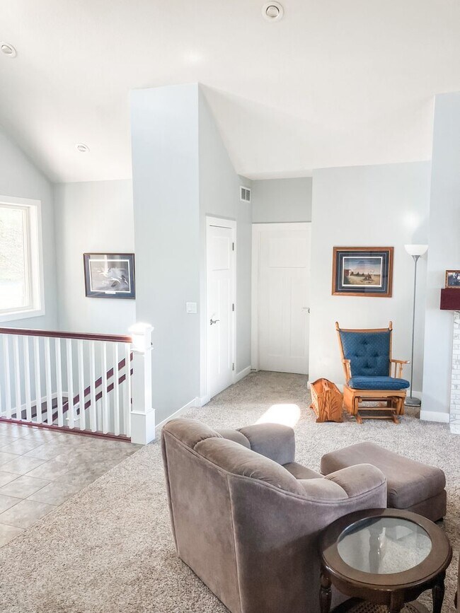 Building Photo - 220 Meadow Woods Dr