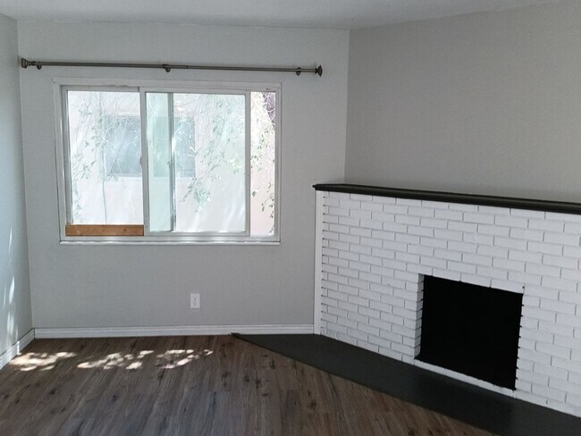 Building Photo - 3 Bedroom, 2-Bathroom in the NE Heights, C...