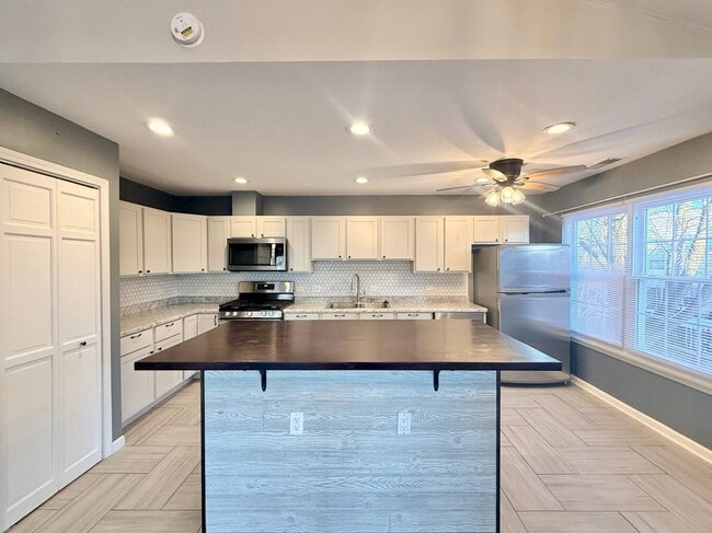 Building Photo - 433 Gloria Ln