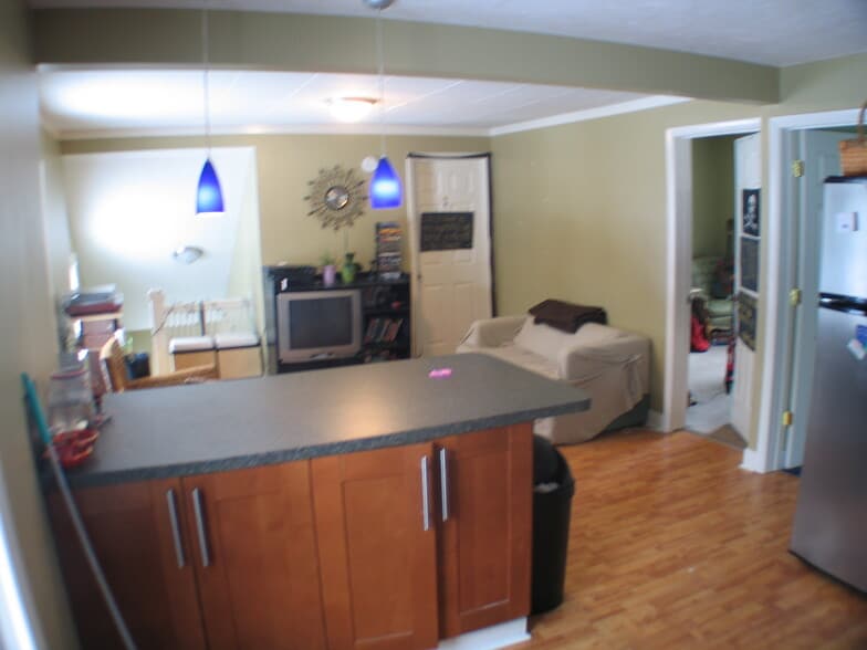 Building Photo - 737 Village St