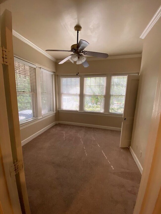 Building Photo - 4bed/2bath corner lot house in Hyde Park