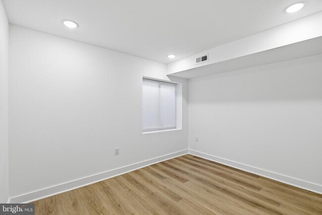 Building Photo - 617 W Cumberland St