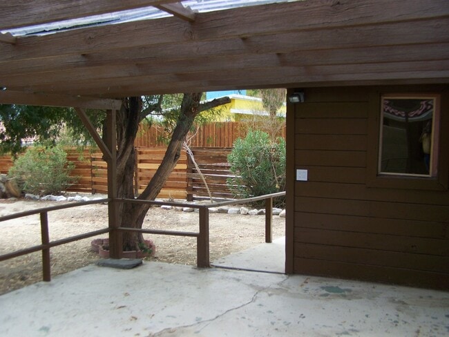 Building Photo - 2 Bed +1 Bath SINGLE FAMILY HOME + HUGE ba...