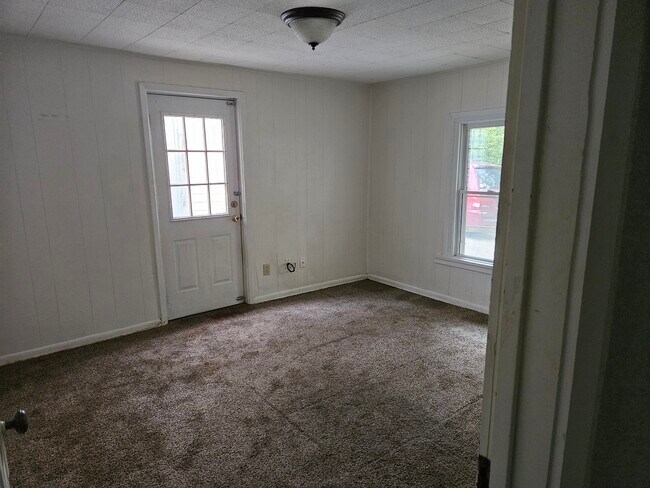 Building Photo - 506 E Hillside Dr