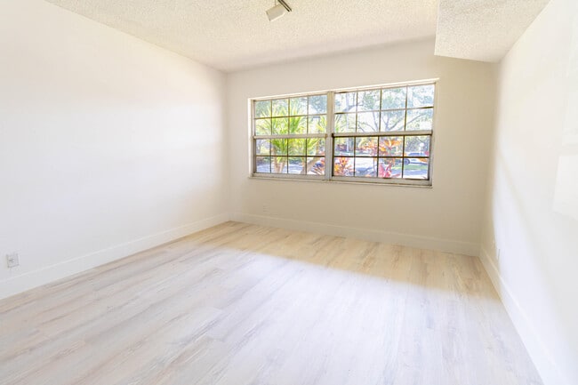 Building Photo - 4007 N Cypress Dr