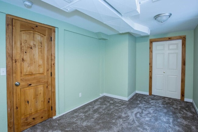 Building Photo - 4 bed/ 3 bath University Rental House ($3,...