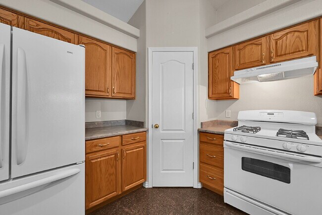 Building Photo - $2,095.00, 3-bed + Bonus room, 2.5 bath, l...