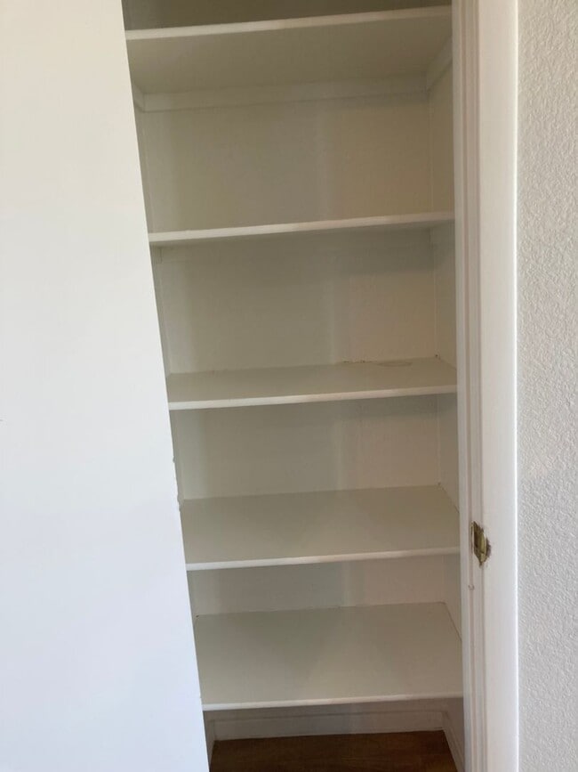 Building Photo - 3 bedroom 2 bath 2 car garage