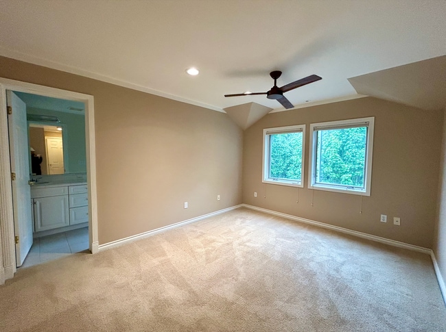 Building Photo - Madison Park Townhome