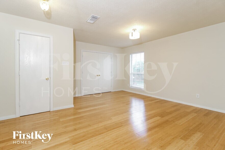 Building Photo - 1055 Waterview Dr