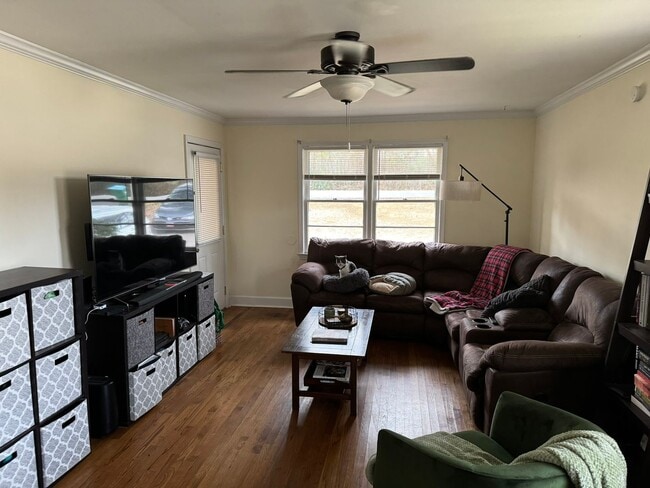 Building Photo - Cute and Quiet West Side Duplex!