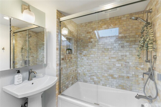 Building Photo - 4Bd/1.75Ba Seattle House