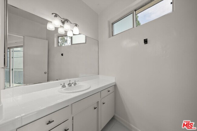Building Photo - 10653 Holman Ave