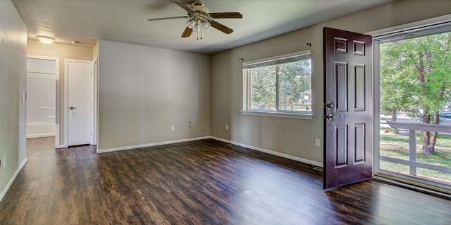 Building Photo - 747 Ponderosa Dr