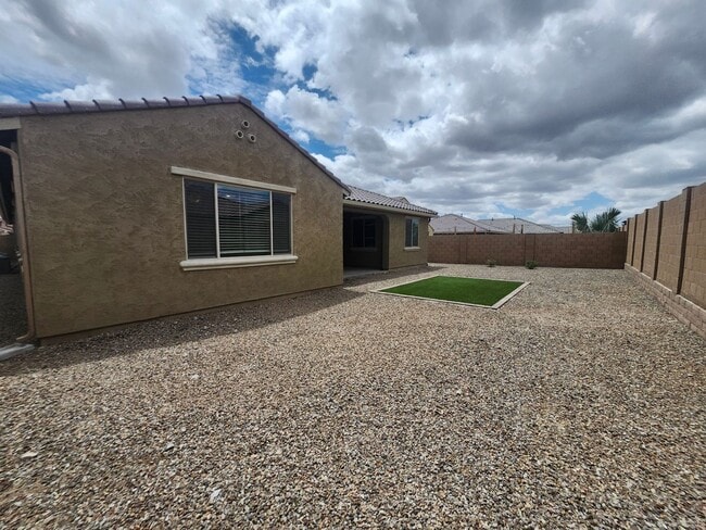 Building Photo - Single Family Home-  5 bedrooms 3 Baths