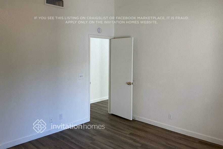 Building Photo - 921 S Val Vista Dr