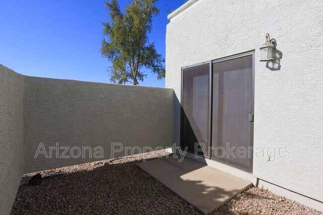 Building Photo - 850 S River Dr