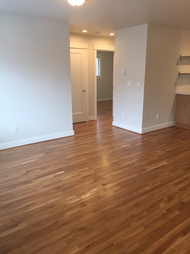 Building Photo - Spacious Like New Remodel 2BR-Portsmouth-N...