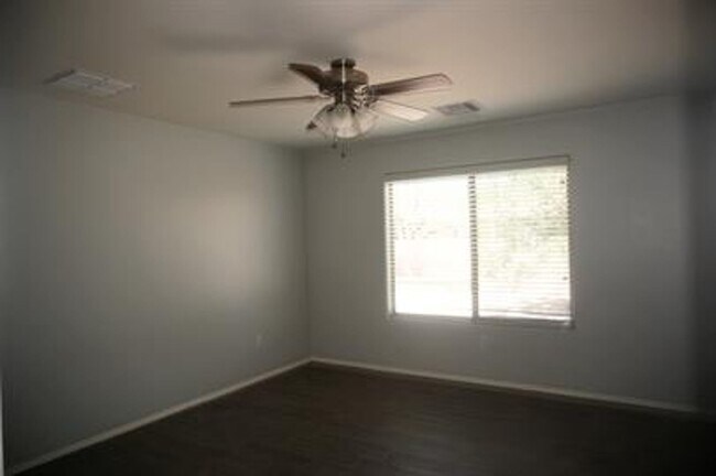 Building Photo - 4137 E Shadow Branch Dr
