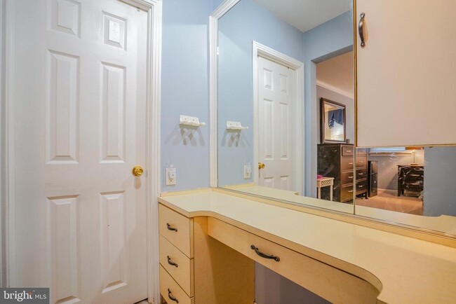 Building Photo - 245 Barclay Cir