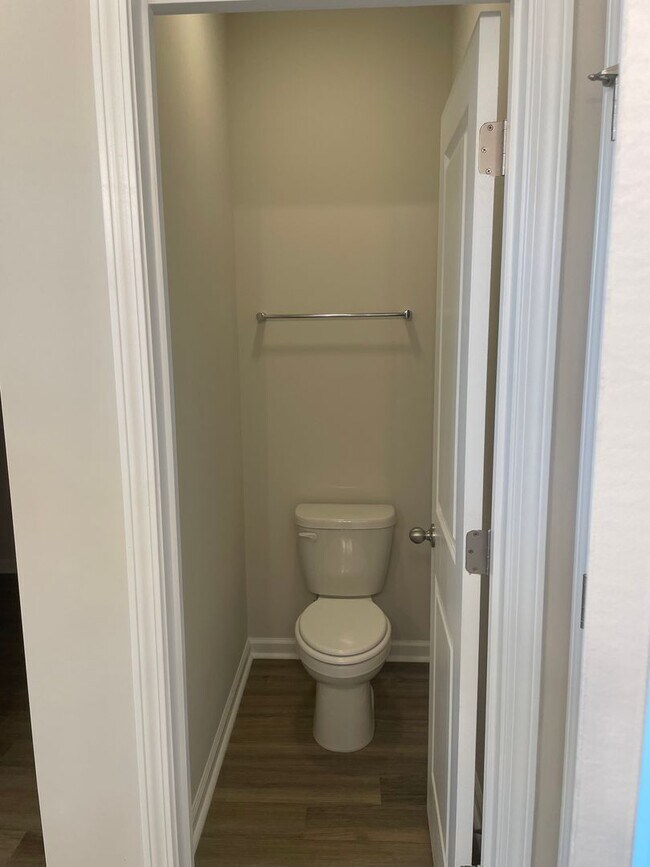 Building Photo - 3 BR Home in River Oaks!