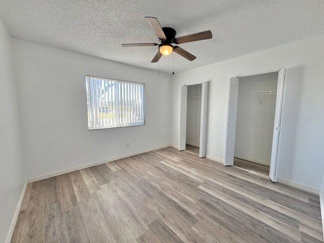 Building Photo - Winter Ridge - End Unit & Canal Front