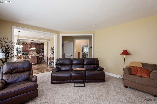 Family Room 1 - 3272 Jayhawk Ct