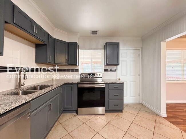Building Photo - 3 Bed/2 Bath Home with Garage & Fenced Yard / Available Now!