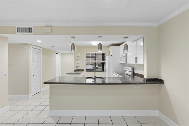 Building Photo - 434 Lakeview Dr