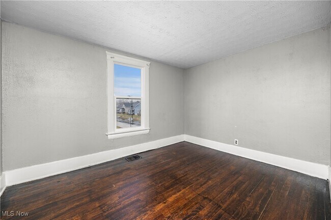 Building Photo - 1063 W 21st St