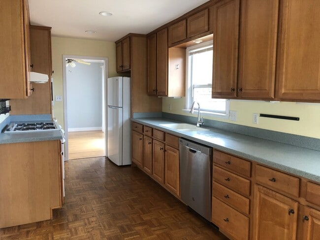 Building Photo - Charming Home w/ Large Yard - Available SOON