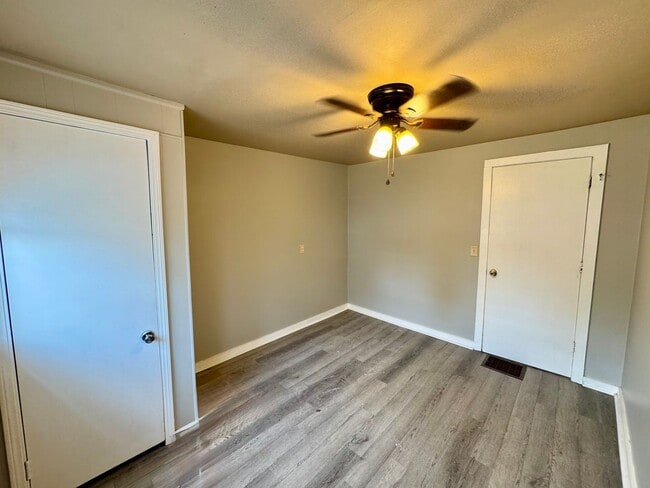 Building Photo - short term lease available