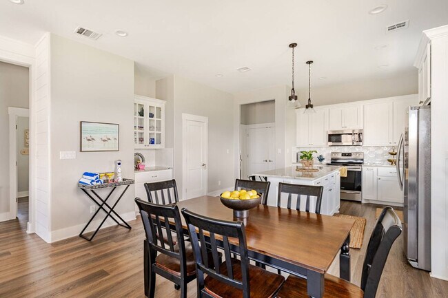 Building Photo - 804 1/2 Johnson Crawford Circle-SI ID1264805P