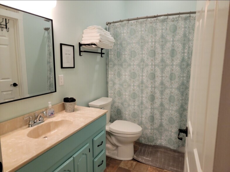Full Bathroom - 2050 N Haze Rd