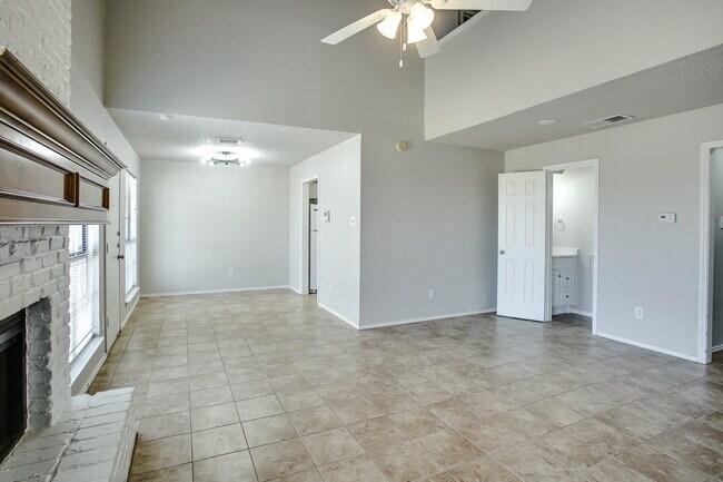 Building Photo - Spacious 2/2.5/2!