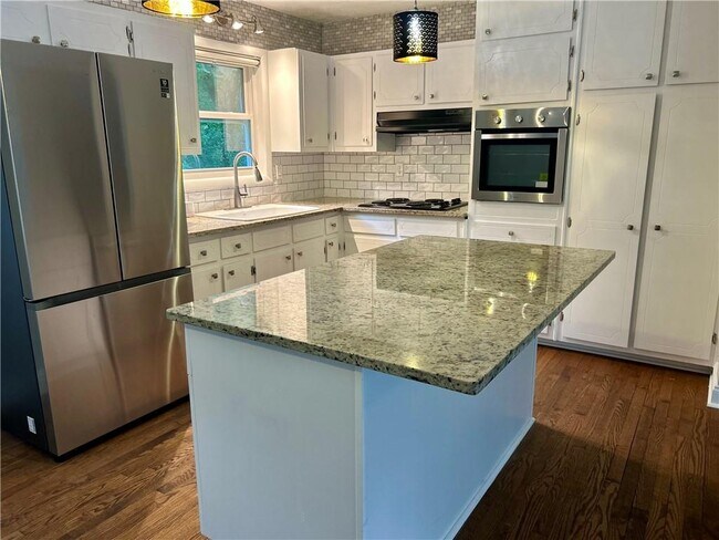 Building Photo - 667 Tara Cir SE