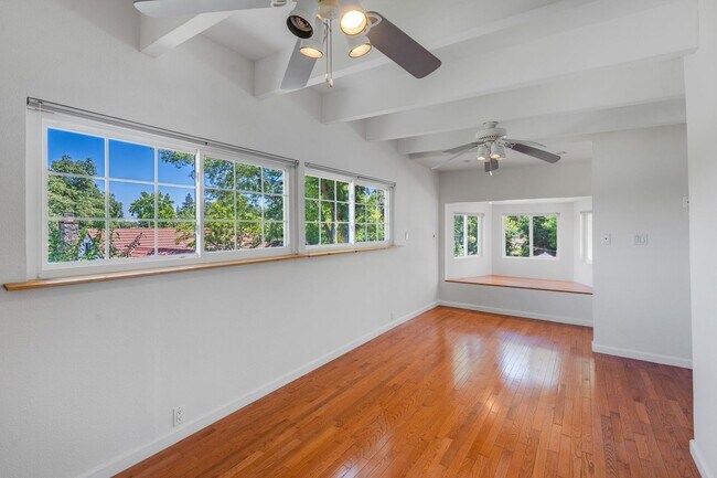 Building Photo - Private 2-Bedroom Fair Oaks Duplex with Gated Driveway & Garage!