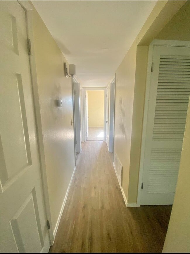 Building Photo - 3 bed 1 bath rental near YMCA now available.