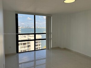 Building Photo - 1450 Brickell Bay Dr