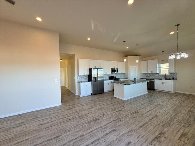 Building Photo - 18 Edgewater Dr