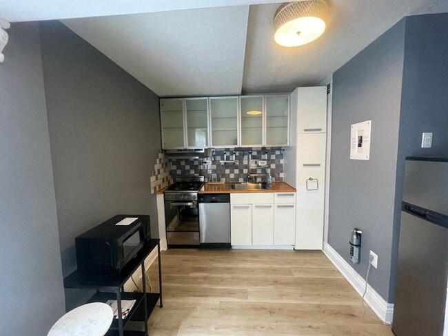 Building Photo - Logan Circle Spacious Efficiency w/Full Bath, All Utilities Included, Pool and 24 Hour Concierge