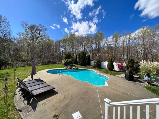 Building Photo - Spacious 4 bedroom home with POOL in sought after neighborhood and schools.