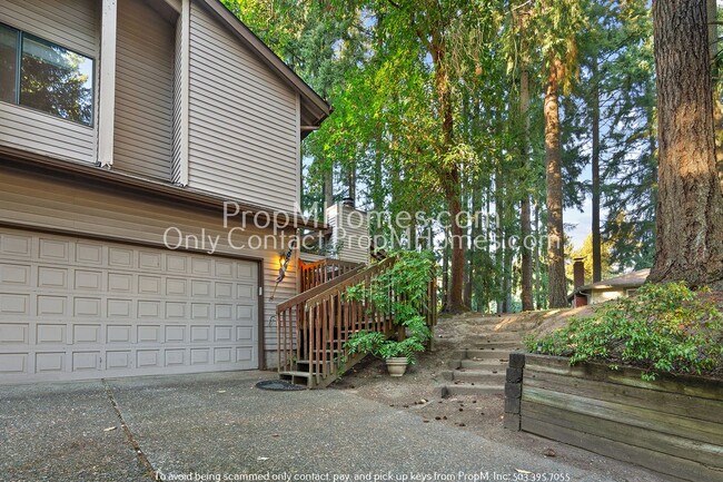 Building Photo - Spacious Tri-level Four Bedroom Home On Qu...