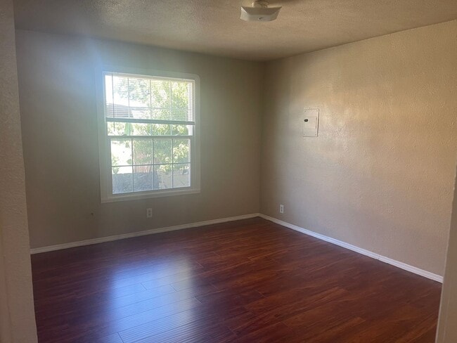 Building Photo - Wonderful Stand Alone Home