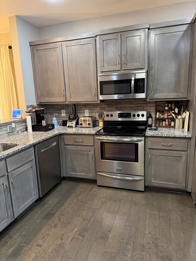 Building Photo - Charming 3 Bed 2.5 Bath Furnished Cottage ...