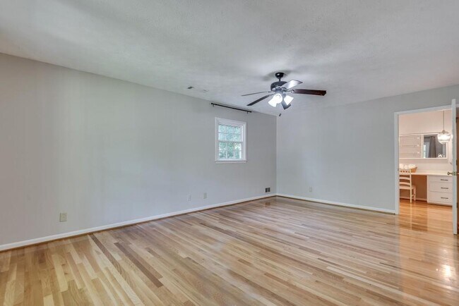 Building Photo - 2663 Rangewood Dr NE